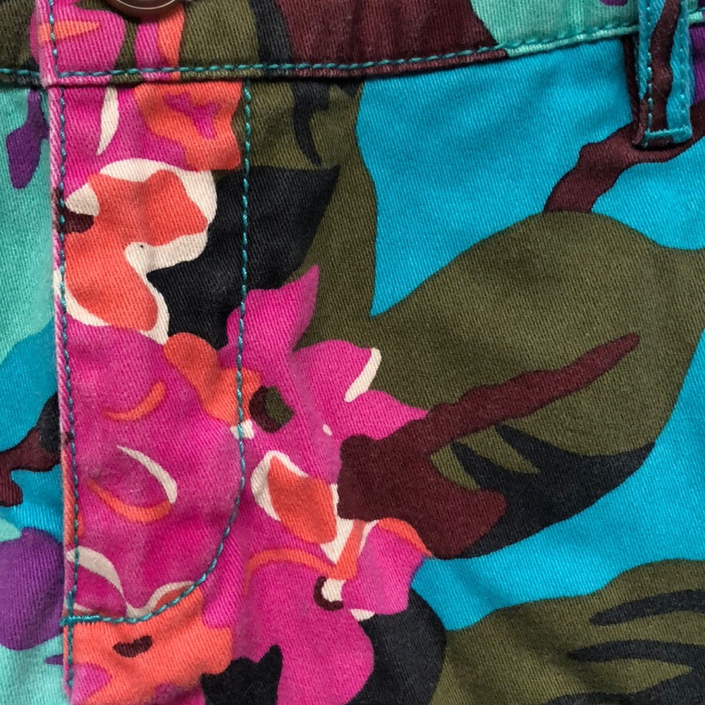 Roxy Tropical Floral Shorts - Picture 6 of 7